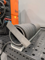 Тънка стоманена плоча остава прикрепена към тръбата поради магнетизма.png Тънка стоманена плоча остава прикрепена към тръбата поради магнетизма.png